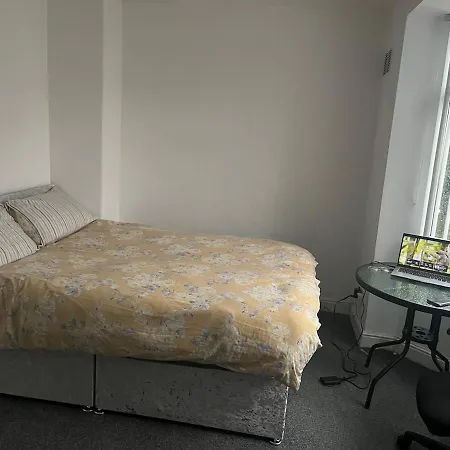 Cosy Two Bedroom House In Bradford (West Yorkshire)