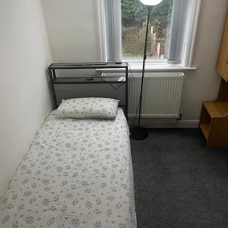 Cosy Two Bedroom House In Bradford (West Yorkshire)